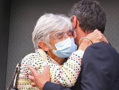 Josep Lluís Trapero s'abraça amb la seva advocada, Olga Tubau, després de conèixer la seva absolució del delit de sedició.