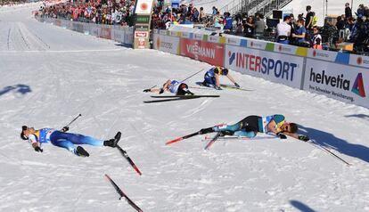 Un grupo de esquiadores de fondo se echan al suelo tras competir en el Campeonato del Mundo de Esquí Nórdico FIS, en Seefeld (Austria).