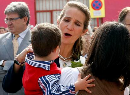 Elena de Borbón ha arropado en Villena (Alicante) la creación de un nuevo centro de estimulación precoz de niños con discapacidades. El centro atenderá a 105 niños de hasta seis años con problemas de desarrollo intelectual o con riesgo de padecerlos. La infanta ha recorrido el centro y ha conocido a algunos de los menores que se beneficiarán de las instalaciones, que han supuesto una inversión de 787.300 euros, financiadas por la Generaitat Valenciana, la fundación APADIS y la ONCE.