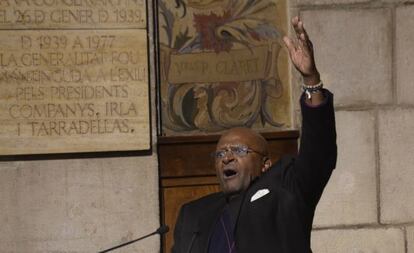 El arzobispo anglicano Desmond Tutu, ayer en el Palau de la Generalitat tras recibir el Premio Cataluña.