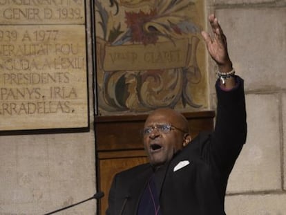 El arzobispo anglicano Desmond Tutu, ayer en el Palau de la Generalitat tras recibir el Premio Cataluña.