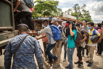 El Ejército de Guatemala sube en camiones a migrantes hondureños tras interceptarlos, el pasado día 10.