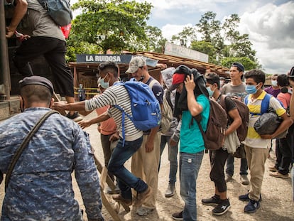 El Ejército de Guatemala sube en camiones a migrantes hondureños tras interceptarlos, el pasado día 10.