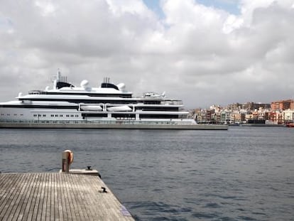Marina Tarraco, en el puerto de Tarragona, con el Serrallo al fondo.