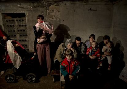 Una familia de Slaviansk en uno de los refugios antibombas de la ciudad durante los bombardeos de la fuerza aérea ucrania.