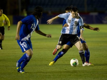 Messi se marcha de un rival guatemalteco.