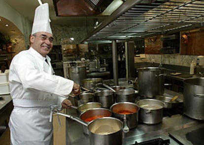 Javier Rojo, en los fogones. Garbanzos, lentejas, patatas con chorizo y carne guisada son, según dice, sus grandes especialidades.