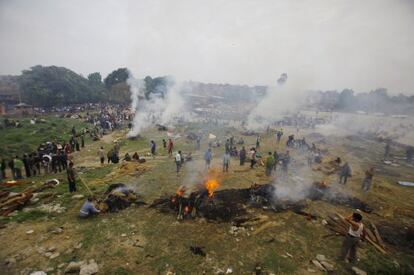 Nepalíes intentan montar improvisados campamentos en Bhaktapur, en el valle de Katmandú.