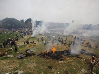 Nepalíes intentan montar improvisados campamentos en Bhaktapur, en el valle de Katmandú.