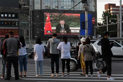 Emisión en Pekín de un programa de noticias con la intervención por videconferencia del presidente chino, Xi Jinping, ante la OMS