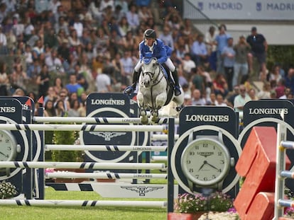 El jinete holandés Bart Bles salta durante la Longines EEF Series Copa de Naciones, en Madrid. 