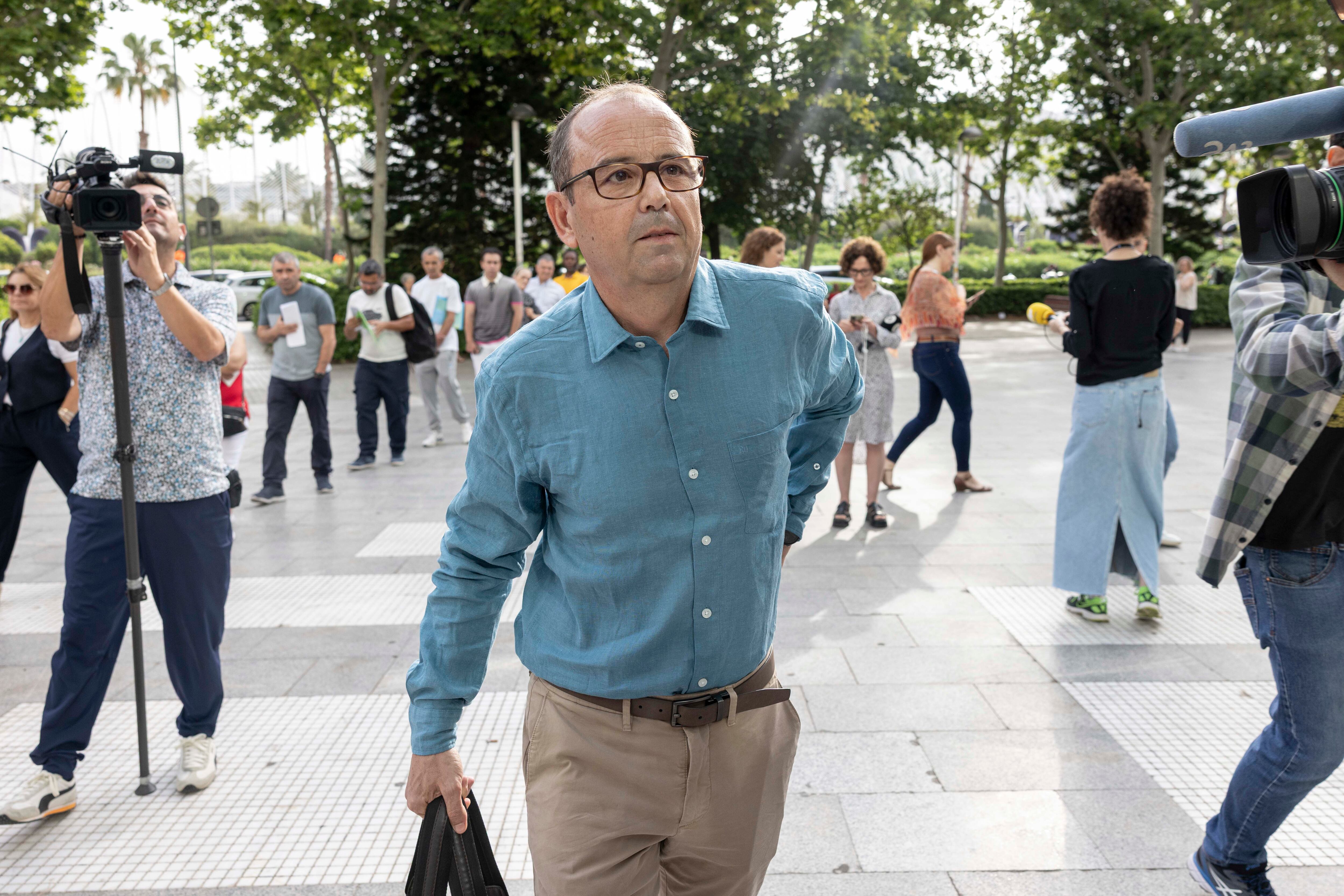 El jefe de Climatología de la Agencia Estatal de Meteorología (Aemet) en la Comunitat Valenciana, José Ángel Núñez, a su entrada al juzgado de Valencia, este lunes, para declarar como testigo en la causa que investiga la dana. 