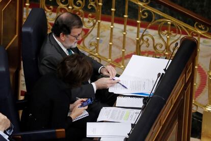 El president del Govern, Mariano Rajoy, durant la intervenció del secretari general del PSOE, Pedro Sánchez.