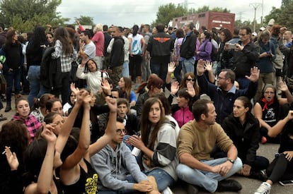 Activistas contrarios al Toro de la Vega durante la celebración del Toro de la Peña, en Tordesillas (Valladolid).