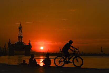 Puesta de sol en la bahía de Guanaraba, donde trabaja una plataforma de Pretrobras. 