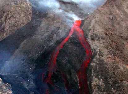 La última emisión importante de lava del Stromboli, antes de la actual, se produjo en abril de 2003, después de que en diciembre de 2002 otra erupción originara un maremoto con olas de gran altura que causaron daños en la pequeña localidad de Ginostra.