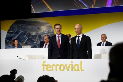 El consejero delegado de Ferrovial, Ignacio Madridejos, junto al presidente de la compañía, Rafael del Pino, en la junta de accionistas celebrada en Madrid.