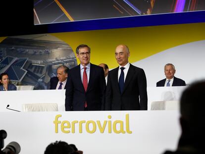 El consejero delegado de Ferrovial, Ignacio Madridejos, junto al presidente de la compañía, Rafael del Pino,  en la junta de accionistas celebrada en Madrid.