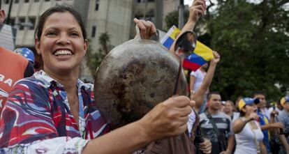 Seguidores de Capriles protestan contra Maduro.