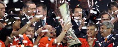 Los jugadores del Shakhtar, con la Copa de la UEFA.