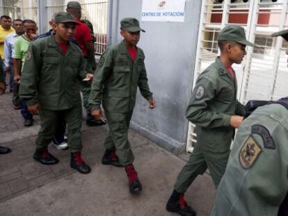 Un grupo de militares en un centro de votación el pasado domingo en Caracas.