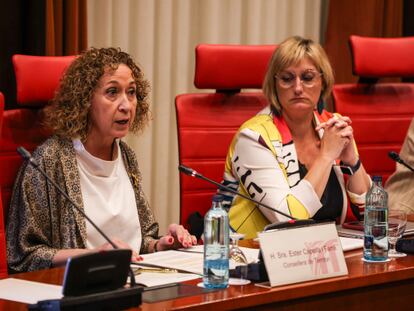 La consejera de Territori, Ester Capella, acompañada de la ya exvicepresidenta del Parlament, Alba Vergés, en la última reunión de la Diputación Permanente del Parlament.