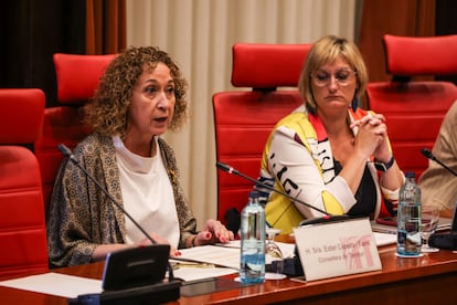 La consejera de Territori, Ester Capella, acompañada de la ya exvicepresidenta del Parlament, Alba Vergés, en la última reunión de la Diputación Permanente del Parlament.