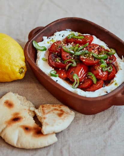 ‘Labneh’, tomatitos cherry salteados, cilantro y sésamo.