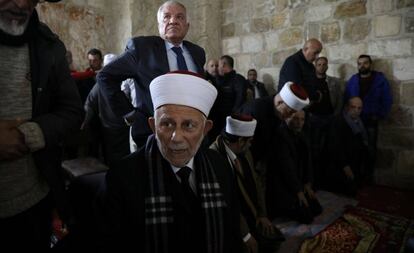 El jefe del consejo de Waqf islámico, Abdelaziz Salhab, reza el viernes 22 en la Puerta Dorada de Jerusalén.