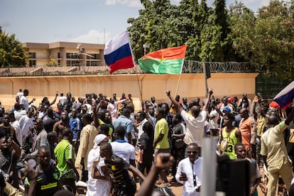 Protestas en las calles de Uagadugú, con banderas de Burkina Faso y de Rusia, este viernes.