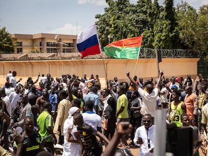 Protestas en las calles de Uagadugú, con banderas de Burkina Faso y de Rusia, este viernes.