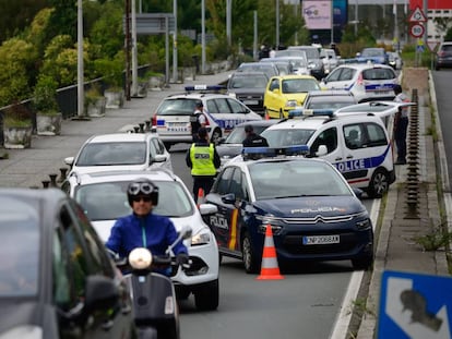 Una decena de coches policiales franceses y españoles criban el puente de Santiago entre Irún y Hendaya.