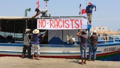 Pescadores tunecinos colocan una pancarta contra el nav&iacute;o anti-migrantes C-Star, este domingo en Zarzis.