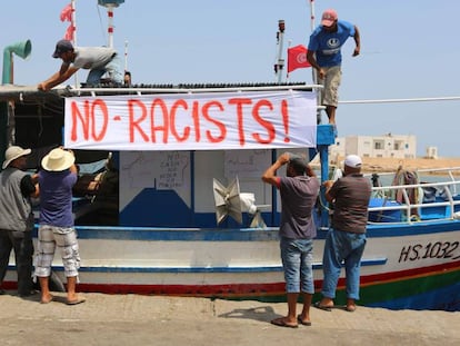Pescadores tunecinos colocan una pancarta contra el nav&iacute;o anti-migrantes C-Star, este domingo en Zarzis.