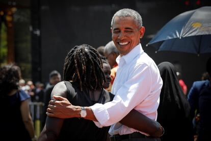 En la imagen, el líder estadounidense abraza a su medio hermana Auma Obama (izq) durante la ceremonia de bienvenida del centro juvenil que inauguró. Se trata de su primera visita al continente desde que dejó la Casa Blanca en enero de 2017.
