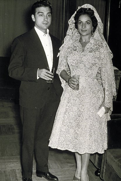 El 27 de octubre de 1957, Lola Flores y Antonio González ‘El pescaílla’ contrajeron matrimonio en El Escorial (Madrid). Asunción Bastida fue la encargada de diseñar el traje de encaje gris perla que lució la cantaora. Un estilismo en el que no podía faltar la mantilla, y guantes y zapatos de raso del mismo tono que el vestido.