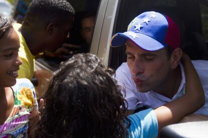 El candidato presidencial Henrique Capriles saluda a una de sus simpatizantes después de un mitin en Cupira (Venezuela).