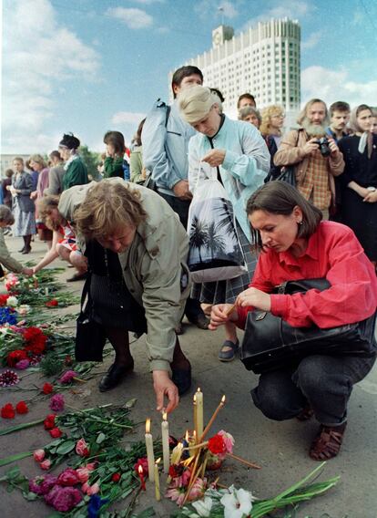 Los rusos dejan flores y velas como ofrenda a las víctimas del intento de golpe de estado, frente a la Casa Blanca de Moscú. Era el 24 de agosto de 1991.