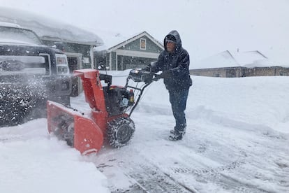 Además, las nevadas se tornan especialmente inusuales en marzo. En la imagen, Tony Delafield, un poblador de Bellemont, en la zona central de Arizona, despeja la entreda de su vivienda, el pasado 1 de marzo. 