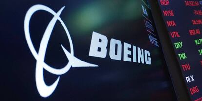 El logo de Boeing en una pantalla de la Bolsa de Nueva York.