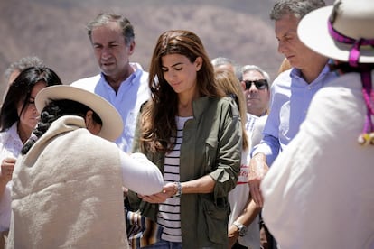 Juliana Awada acompaña a su esposo Mauricio Macri en un homenaje a la Pachamama, en la localidad jujeña de Huacalera.