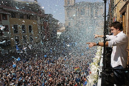 Alonso, en el balcón del Ayuntamiento, ante miles de seguidores.