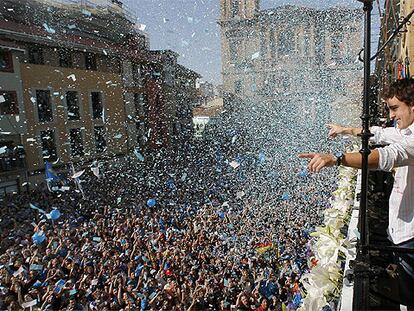 Alonso, en el balcón del Ayuntamiento, ante miles de seguidores.