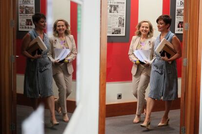 La vicepresidenta primera, Nadia Calviño (izquierda), y la ministra portavoz, Isabel Rodríguez, este martes a su llegada a la rueda de prensa posterior al Consejo de Ministros, en Madrid.