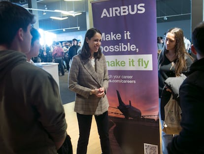 Carla Fernández, directora de Aviones Comerciales de Airbus, durante su encuentro, cara a cara, con estudiantes.