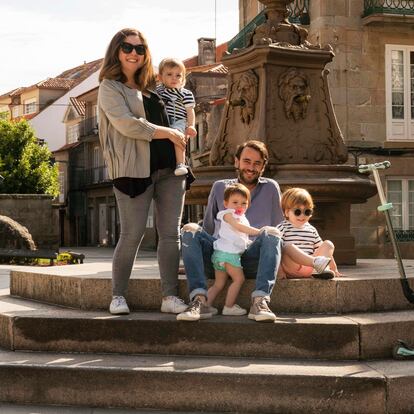 Mayo de 2023 - Reportaje sobre algunos perfiles de gentes que habitan la zona peatonalizada del centro de Pontevedra - ©Mirta Rojo    ----PIEFOTO----    Paula Domínguez Yáñez y Manuel García Puig. Pedimos un café en una terraza en la zona peatonal. La ausencia casi total de peligro ayuda a dar el primer sorbo. Pero con unos mellizos de 15 meses y un niño de 3 años, aunque no haya peligro, tampoco hay paz. “Es una ciudad muy cómoda. Aunque quizá falte algo de oferta cultural para niños y sobren turistas y free tours”, dice ella (de 39 años; él, de 43). Es probable que el premio de la ONU a su modelo sostenible o el Camino de Santiago tengan algo que ver. 