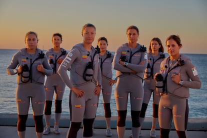 El equipo italiano Luna Rossa Prada Pirelli. De izquierda a derecha, Maria Vittoria Marchesini, Giulia Conti, Giulia Fava, Maria Giubilei, Giovanna Micol, Alice Linussi y Margherita Porro.
