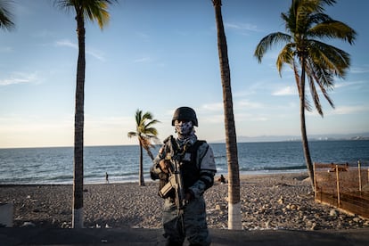 Elementos de la Guardia Nacional vigilan el Malecon de Puerto Vallarta, Jalisco, el 19 de Diciembre de 2020. 