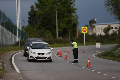 A Civil Guard officer at a traffic checkpoint.