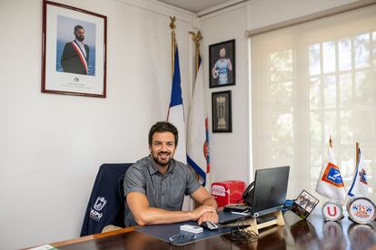Tomás Vodanovic en su oficina en Maipú